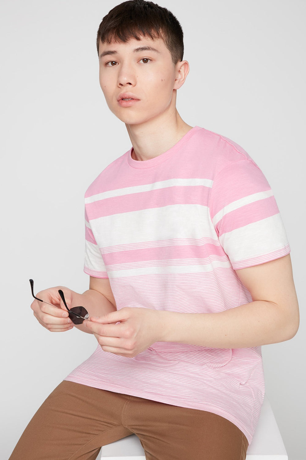 Men T-shirt rayé à encolure dégagée Rose