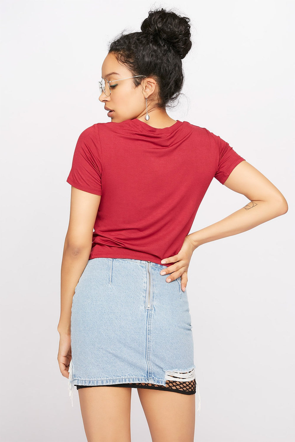 Women T-shirt de base avec poche et encolure dégagée Rouge foncé