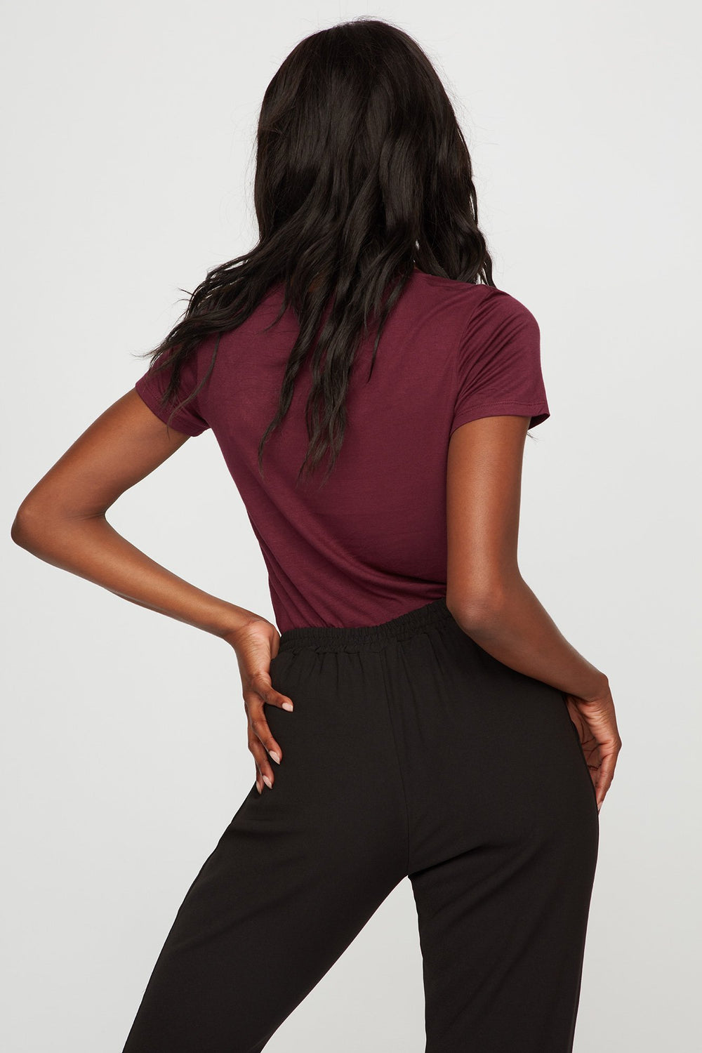 Women T-shirt de base doux coloré avec poche et encolure arrondie Rouge foncé
