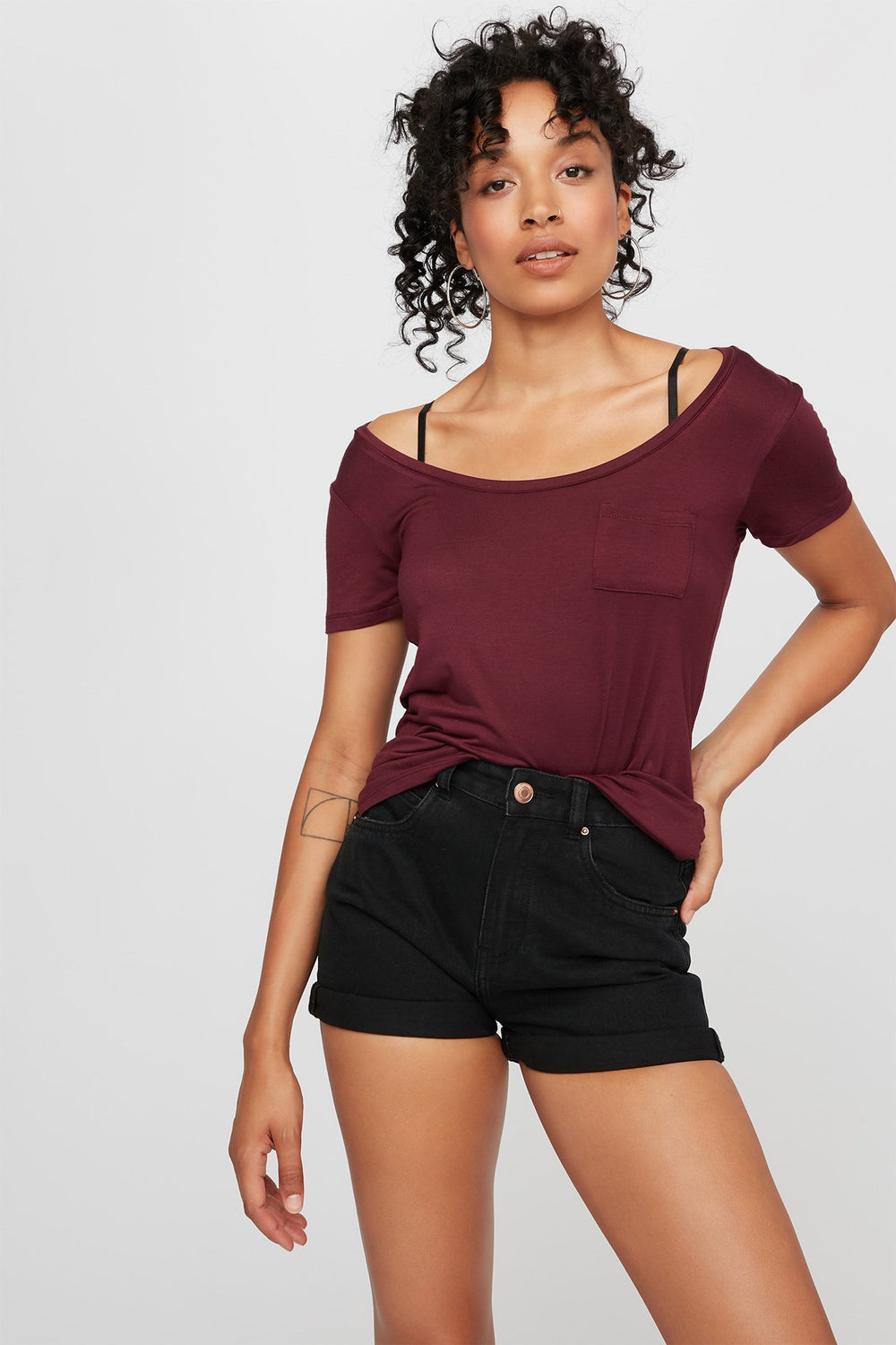 Women T-shirt léger coloré avec poche et encolure arrondie Rouge foncé