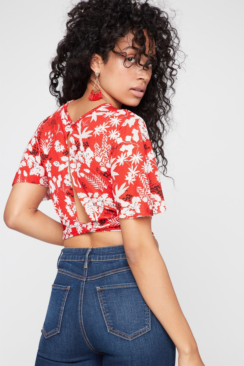 Women Blouse courte imprimée avec attache, fente avant et dos ouvert Rouge