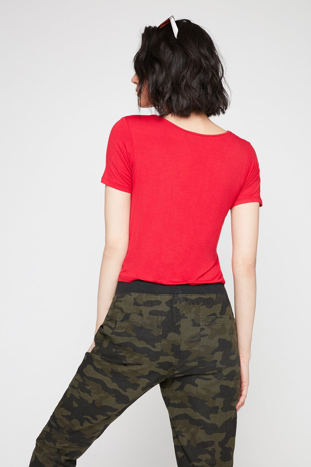 Women T-shirt léger à motif de cage à l'encolure Rouge
