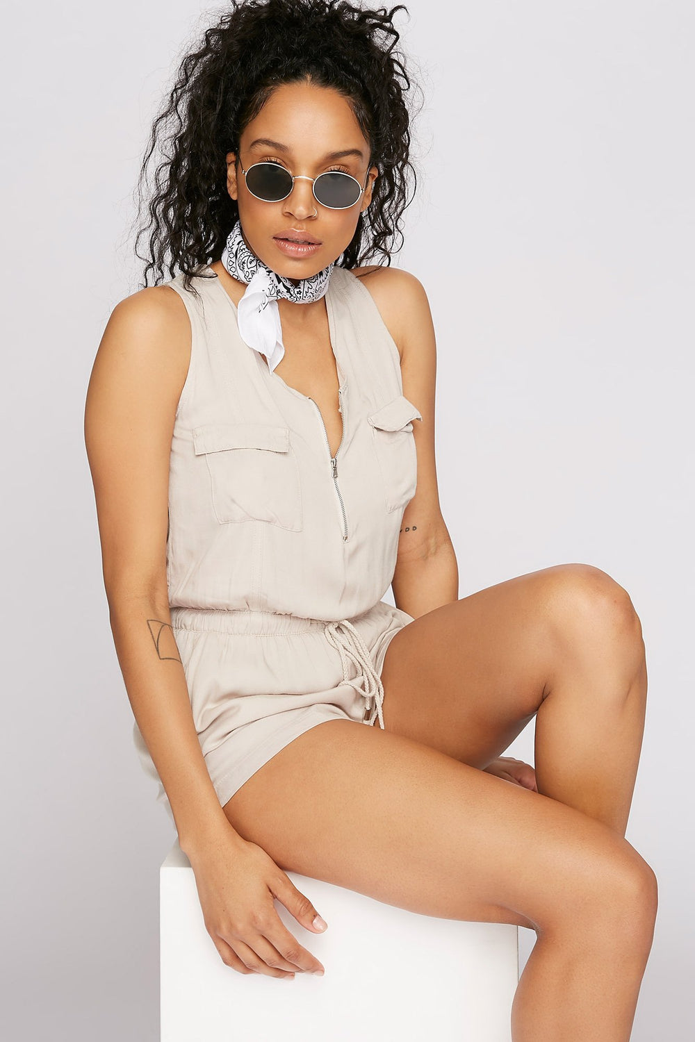 Women Combi-short sans manches avec taille coulissante et demi-fermeture à glissière Sable
