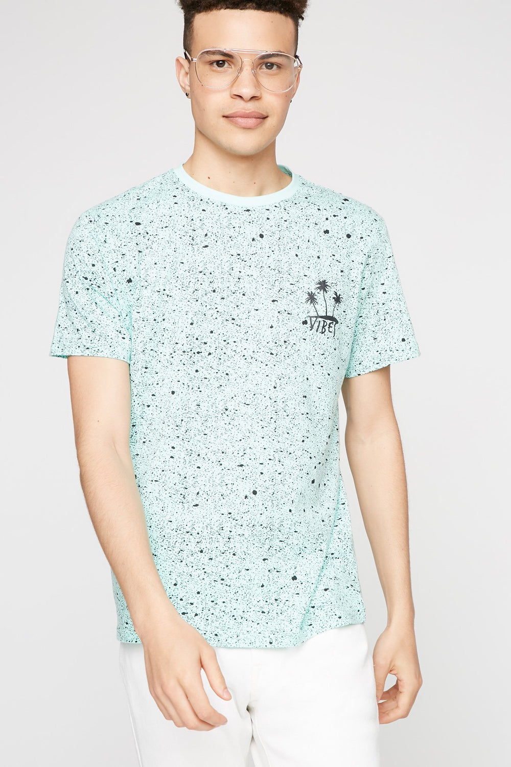Men T-shirt à motif de palmiers avec éclaboussures de peinture et imprimé Vibes Sauge
