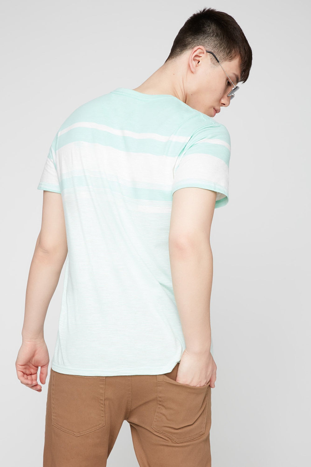 Men T-shirt rayé à encolure dégagée Sauge