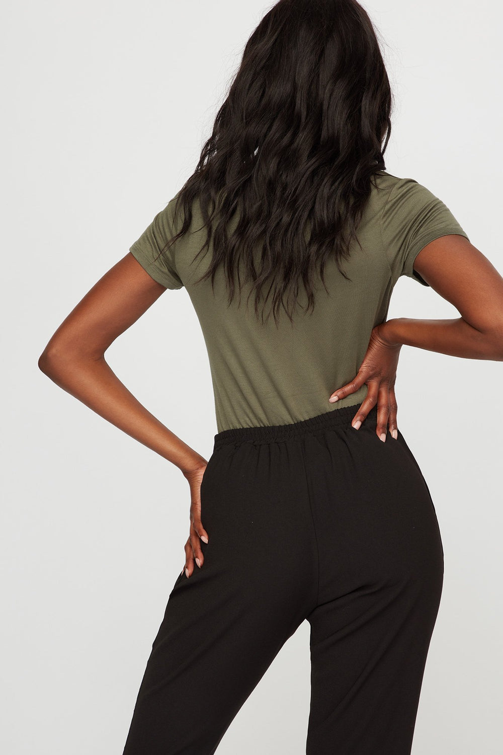 Women T-shirt de base doux coloré avec poche et encolure arrondie Vert foncé