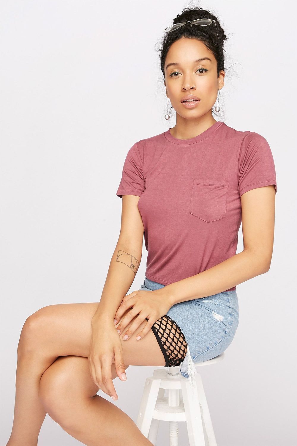 Women T-shirt de base avec poche et encolure dégagée Violet foncé
