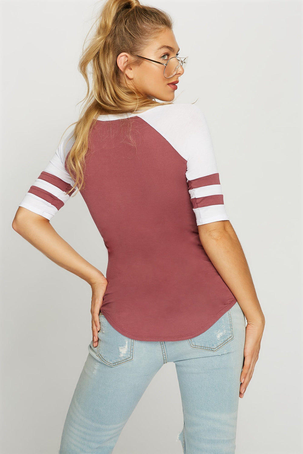 Women T-shirt rayé de style universitaire avec poche et ourlet arrondi Violet foncé